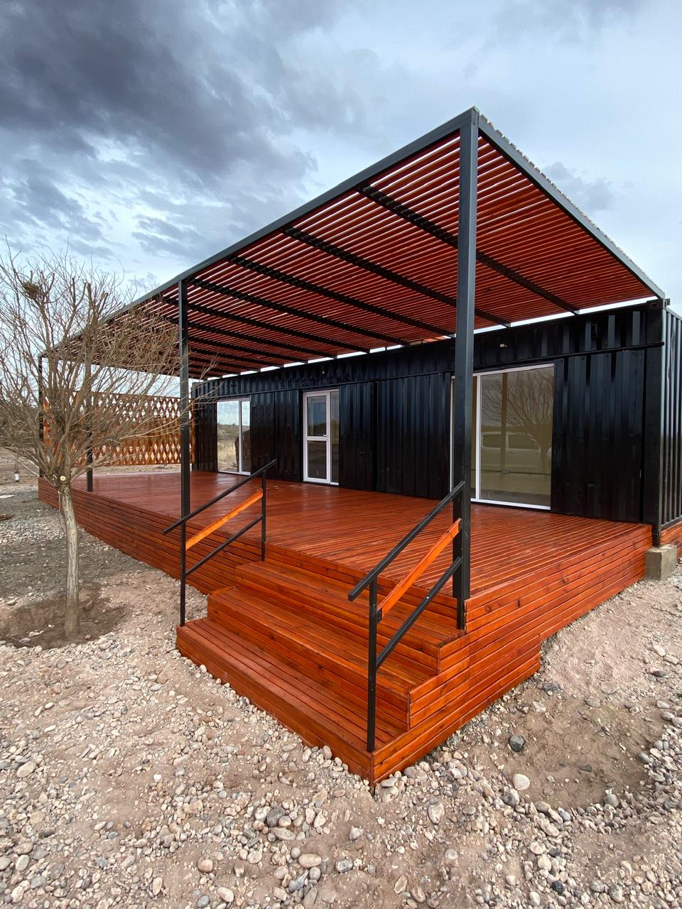 Pérgola de madera con deck terminado en un patio