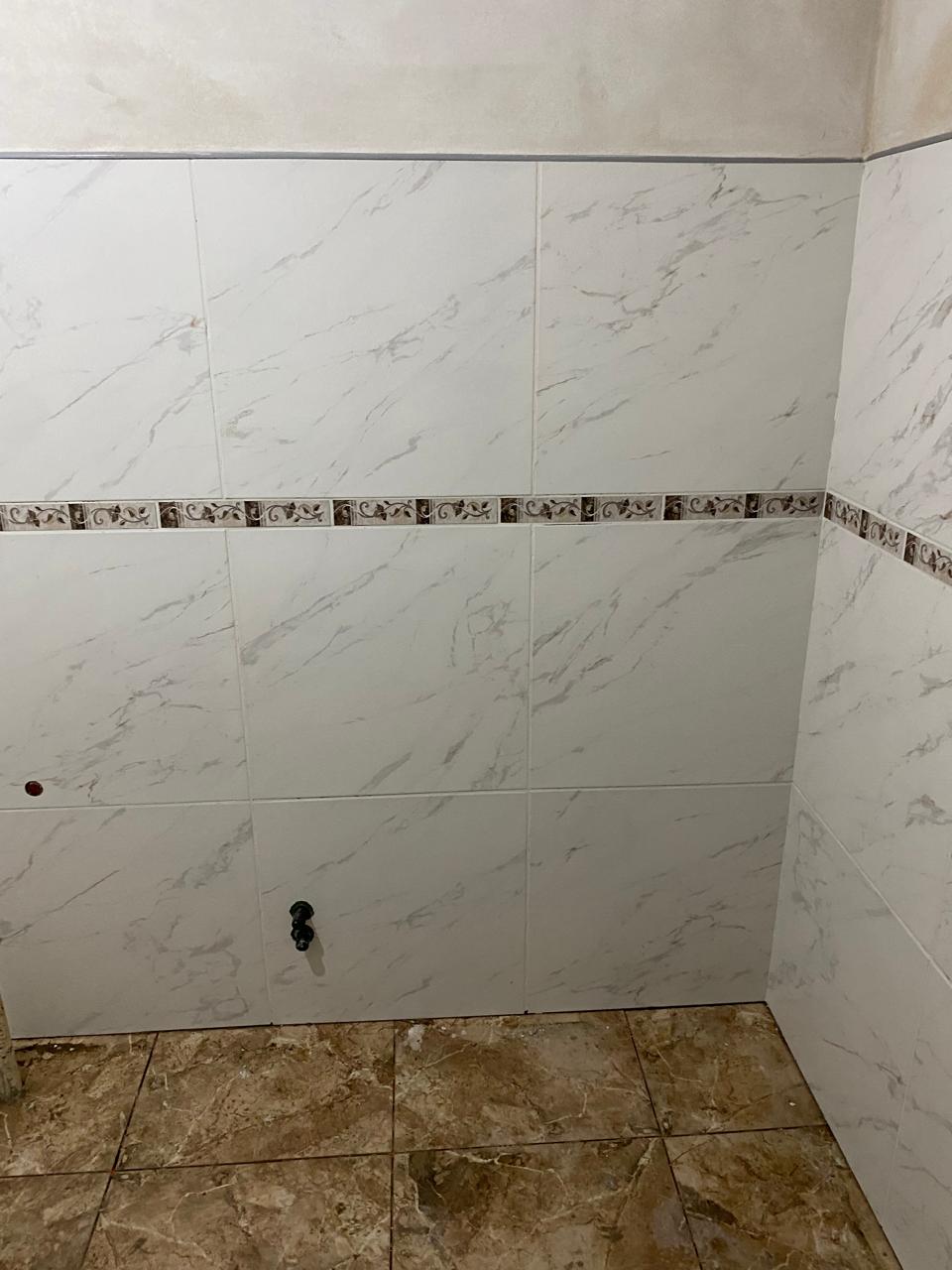 Canaleta y bajada pluvial colocadas en una vivienda